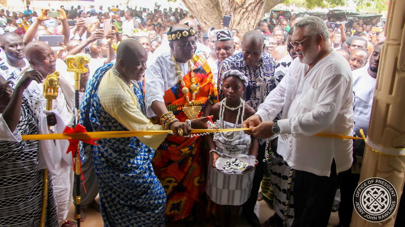 President Rawlings and Togbe Sri cut the tape to commission the new community centre
